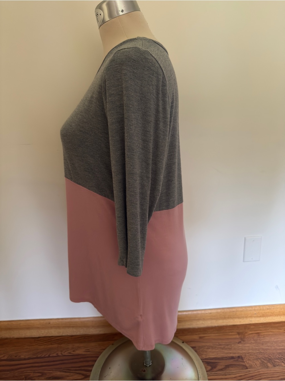 Women's Grey and Dusty Rose Colorblock Long Sleeve Top. #205 - Picture 3 of 5